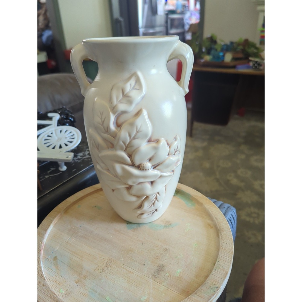 Vintage Red Wing Art Deco Ivory 3D Me Magnolia Flower Pottery Vase